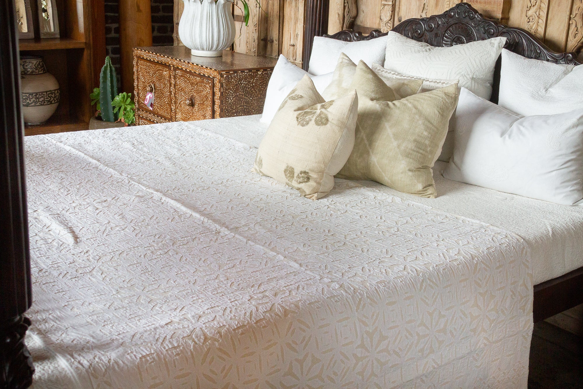 DE-COR | Globally Inspired, Daisy Applique Coverlet