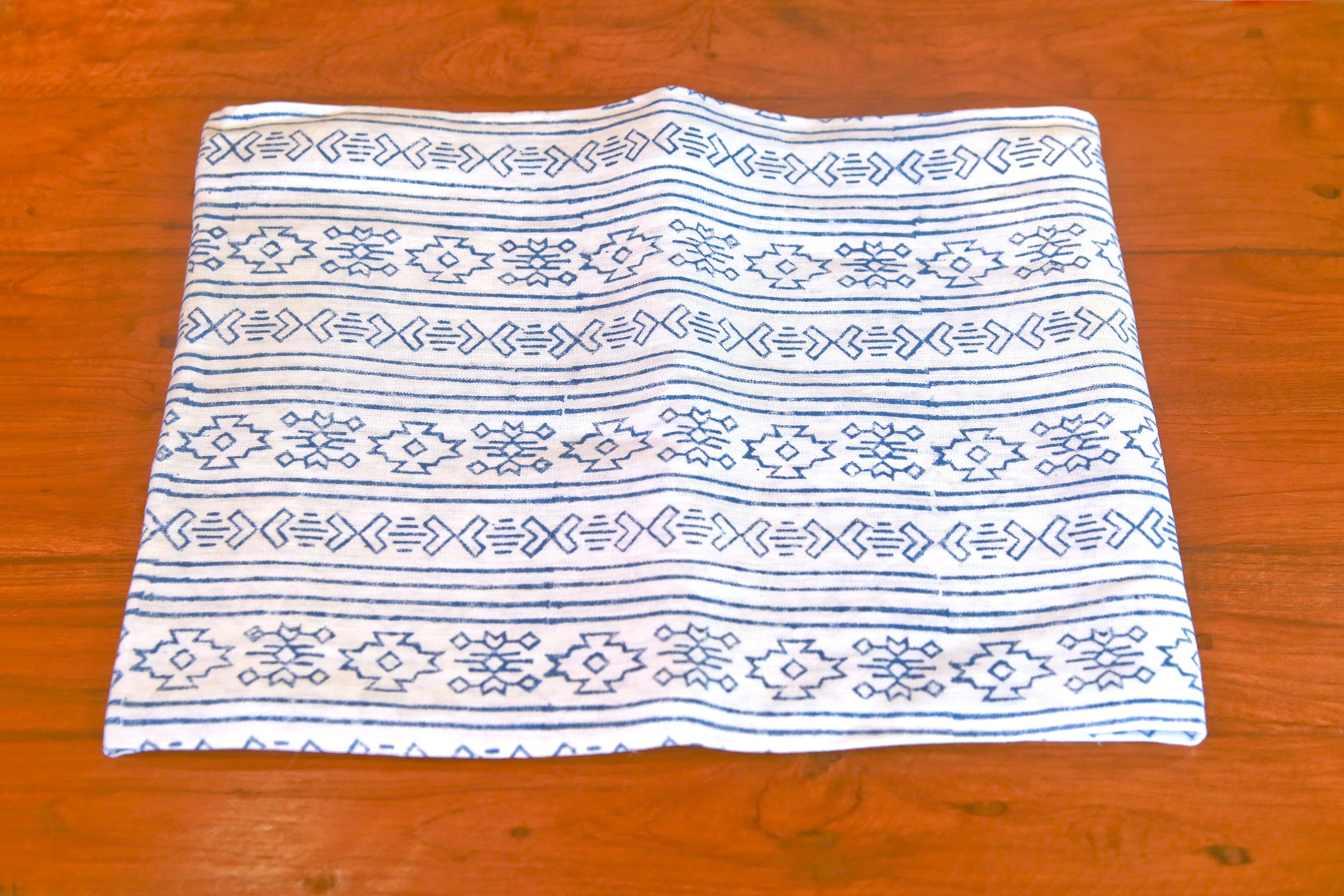 DE-COR | Globally Inspired, Daisy White Ohtli Aztec Print Throw