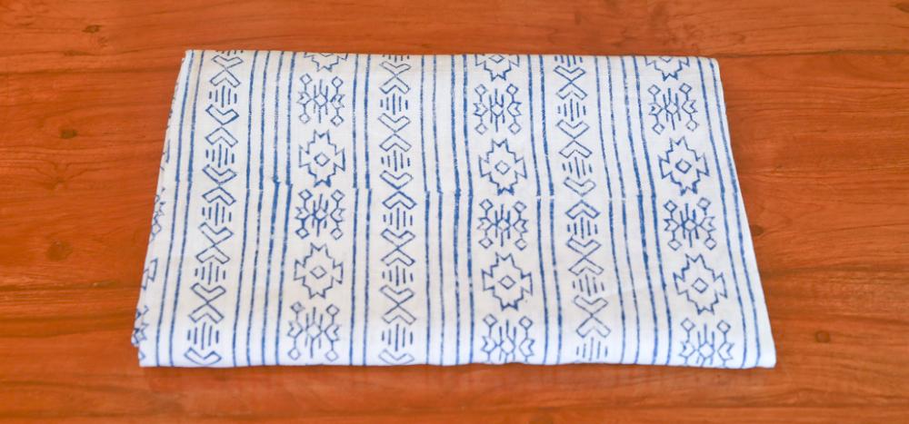 DE-COR | Globally Inspired, Daisy White Ohtli Aztec Print Throw (Trade)