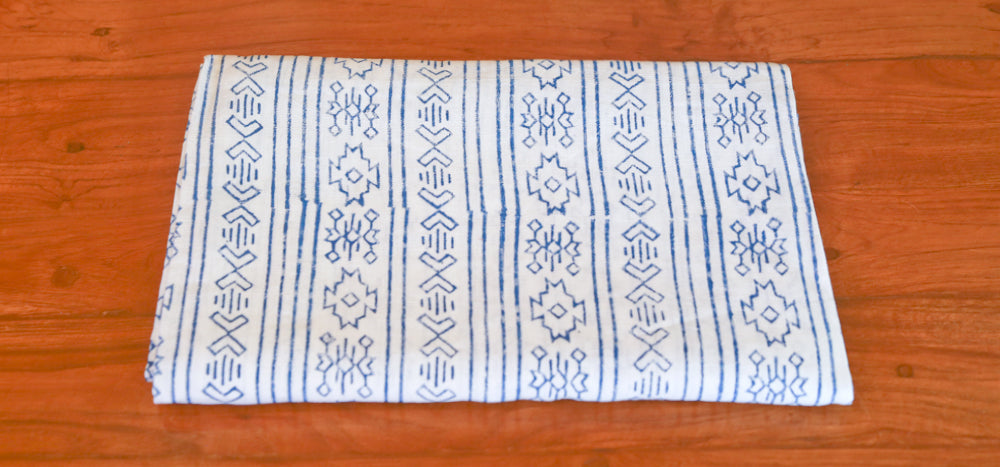 DE-COR | Globally Inspired, Daisy White Ohtli Aztec Print Throw